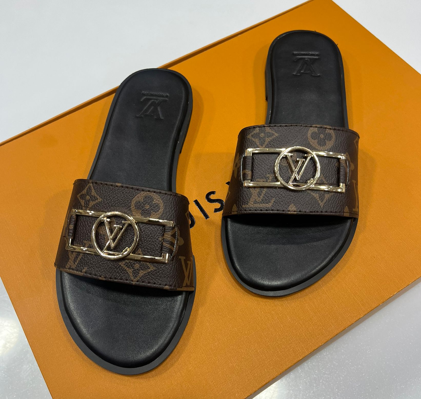 LOUIS VUITTON LV FLATS