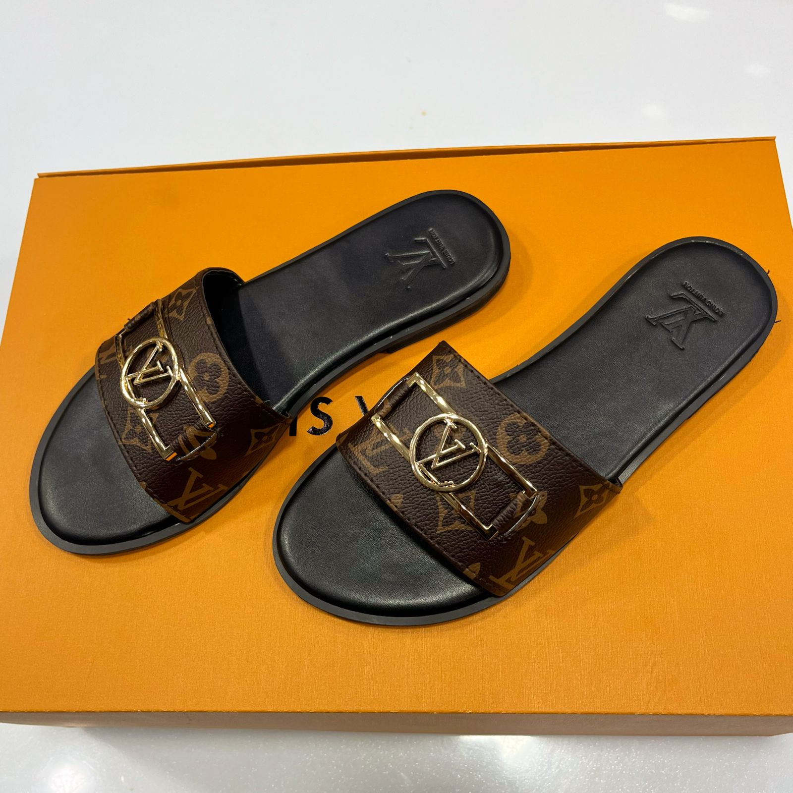 LOUIS VUITTON LV FLATS